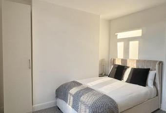 Cardiff/Penarth Home has Balcony rooms