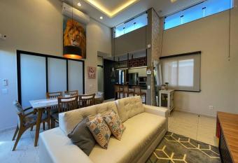 Casa maravilhosa e aconchegante allows 18 year olds to book a room