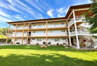 Hotel El Almendro allows 18 year olds to book a room
