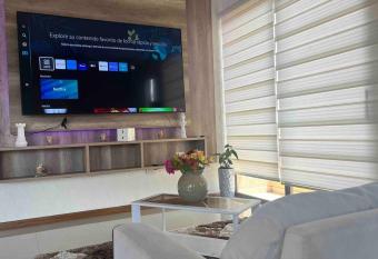 Suit de lujo con jacuzzi allows 18 year olds to book a room