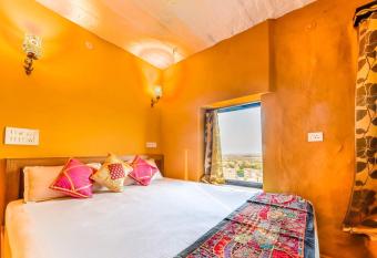 Mud Mirror Guesthouse has Balcony rooms