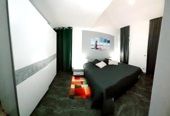 Apartmani Delas 2 has rooms with a private hot tub