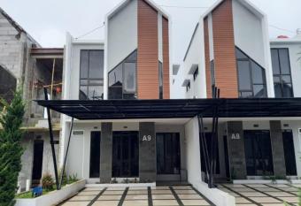 Villa Estetis di Kota Batu has Balcony rooms