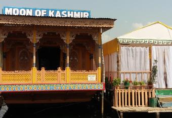 Houseboat Moon of Kashmir has Balcony rooms