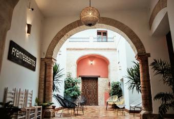 Hostal Caf   FRENTEABASTOS allows 18 year olds to book a room