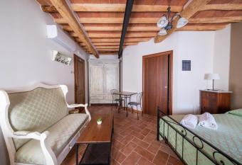 Il Leoncino has Balcony rooms