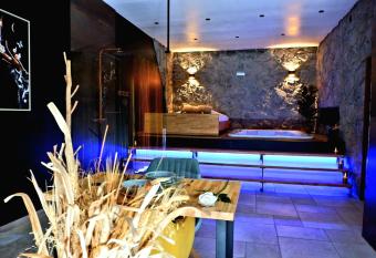 Lunic1926 has rooms with a private hot tub