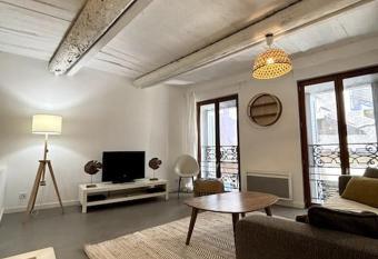 Grand T2 moderne et lumineux allows 18 year olds to book a room