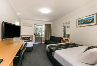 Flag Motor Lodge has Balcony rooms