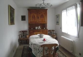 Bienvenue    Saint Prix has Balcony rooms