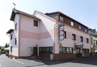 Gasthaus Stroh allows 18 year olds to book a room