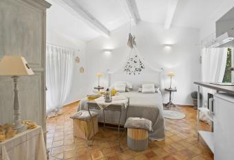 Clair de Lune has Balcony rooms