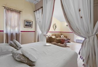 Le Boudoir has Balcony rooms