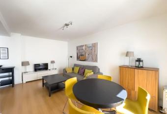 Home Mais Martim Moniz has rooms with a private hot tub