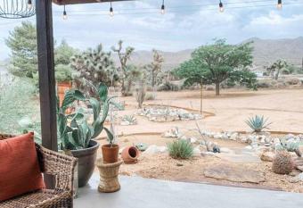 Ranch with Hot Tub by Joshua Tree Park/Pioneertown has rooms with a private hot tub