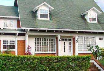 Full house, 11BR, 12BA, 10 min from SJO Airport allows 18 year olds to book a room