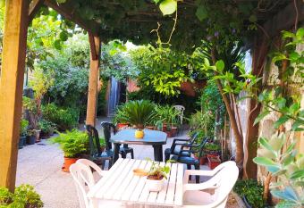 Metro Casa M  sica Apartments and Rooms allows 18 year olds to book a room