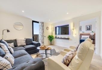 The Salmon Suite - 6 Westminster Park has Balcony rooms