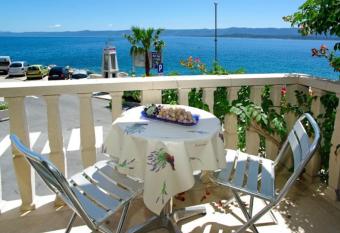 Apartment Riva Mare with Sea View in the center has Balcony rooms