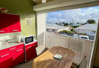 Mon petit coin de paradis allows 18 year olds to book a room