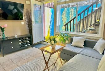 Serene 2BR Suite at Lloyd Ave allows 18 year olds to book a room