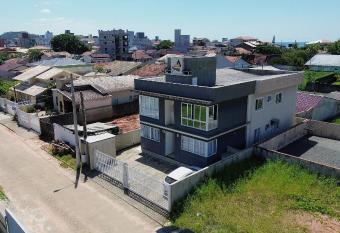 Conforto apenas 250m da praia has Balcony rooms