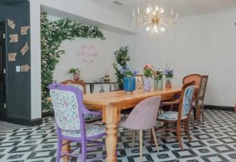 Alice Home:Pool, Games, Slide,PS4-8 Mi to Disney! allows 18 year olds to book a room