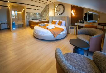 Elysian Airport Hotel has rooms with a private hot tub