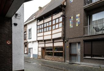 Sint-Truiden, Gootstraat 11 allows 18 year olds to book a room