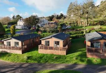 Two Bedroom Lodge In The Country - Oak, Stag, Acorn allows 18 year olds to book a room