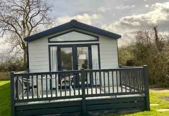 Modern homely Chalet in Tuxford has Balcony rooms