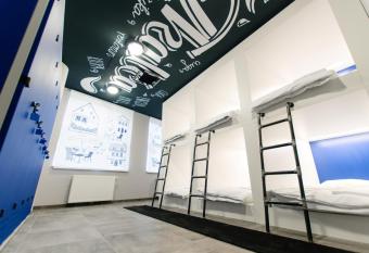 Main Square Hostel has Balcony rooms