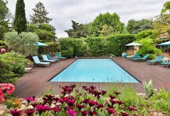 Le Mas de Bertagne studio kitchenette terrasse piscine has Balcony rooms