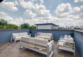 Modern Townhome, w/ Downtown Views, Rooftop Deck only 6min to Broadway allows 18 year olds to book a room