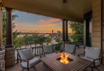 Lively Mansion of Davenport allows 18 year olds to book a room