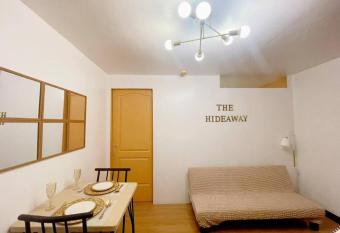 The Hideaway by K&C 1BR, Netflix,PS4, Wifi has Balcony rooms