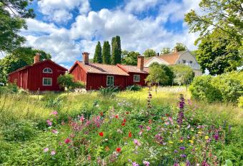 Heritage-listed country cottages has Balcony rooms