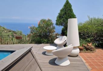 Villa Esclusiva con Piscina allows 18 year olds to book a room