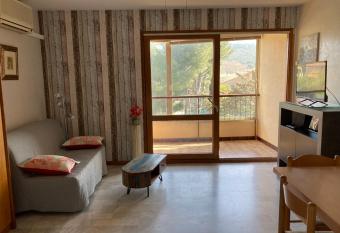 Studio a 5OOm des plages de Bonnegrace has Balcony rooms