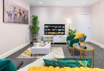 2 bedroom flat with a king-size bed in London, United Kingdom allows 18 year olds to book a room