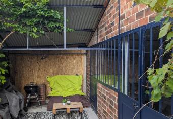 L Atelier Versaillais has Balcony rooms