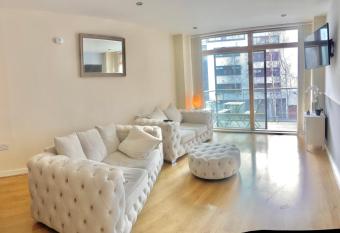Luxe Apt in the Heart of Dublin has Balcony rooms