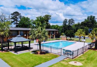 Howard Johnson by Wyndham Athens has Smoking rooms