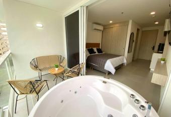 Suite D   lujo: Jacuzzi privado BH has rooms with a private hot tub