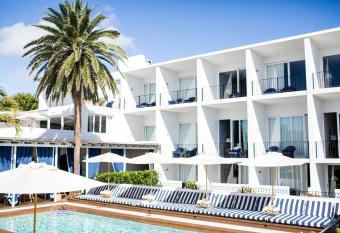 Halcyon House has Balcony rooms