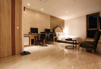 Boutique Hotel SB Yeouido has rooms with a private hot tub