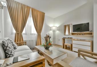 Bushi Resort & SPA has rooms with a private hot tub