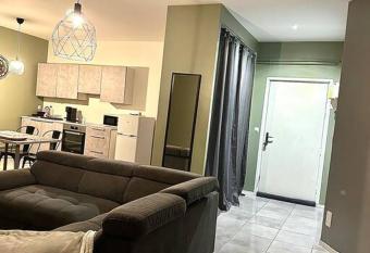 F3 spacieux au centre ville allows 18 year olds to book a room