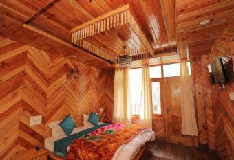 SHANGRI-LA ROOMS & RESTAURANT has Balcony rooms