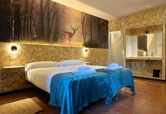 Albergue Real Fabrica de Ezcaray allows 18 year olds to book a room